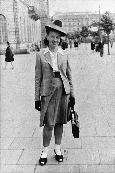 Vladka Meed on the Aryan side of Warsaw, posing in Theater Square, 1944. ( From &lt;em&gt;The Light of Days&lt;/em&gt; by Judy Batalion, William Morrow, &lt;em&gt;United States Holocaust Memorial Museum, courtesy of Benjamin [Miedzyzecki] Meed)&lt;/em&gt;