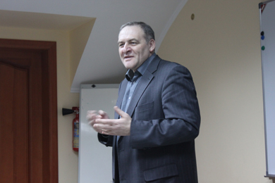Evhen Zakharov delivers lecture on legal aspects of Holodomor.