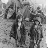 Russland, Sinti und Roma-Kinder im Schlamm, April 1944.