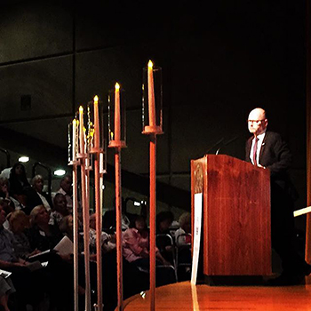 Stephen Smith speaks at Jewish Federation of the Desert&#039;s Yom HaShoah ceremony.