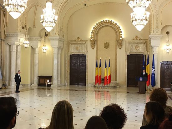 Yehuda Bauer receives his award from President Klaus Iohannis