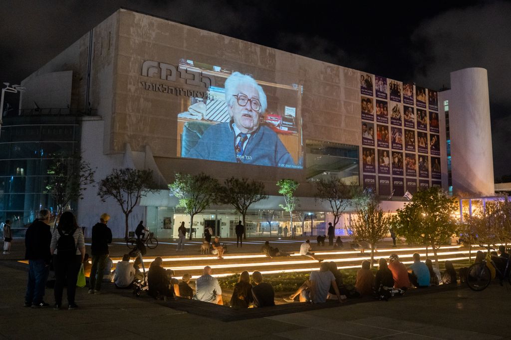 People gather in Tel Aviv to listen to the testimony of Holocaust survivor and artist Joseph Bau. Photo by Yuval Winer