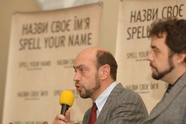 Oleksandr Voytenko and  Mikhail Tyaglyy, coauthors of Encountering Memory, during a press conference in Kyiv, November 2007