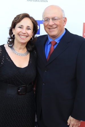 Dana Hollander (left), and Yossie Hollander, a member of the Institute's Board of Councilors.