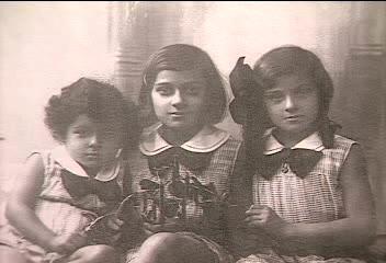 Anna (Hanka), Sabina, and Esther (Estusha) Wajcblum, Warsaw, 1933.