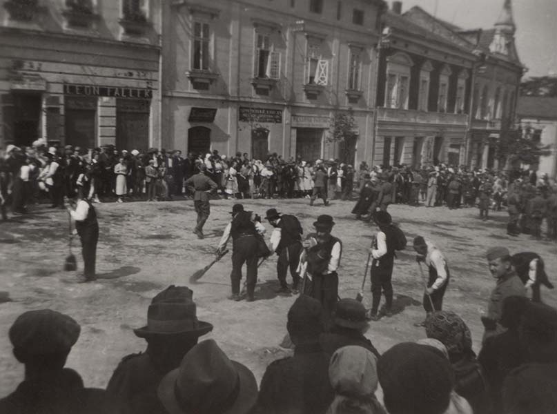 A German soldier took this photo of Jews being persecuted and mocked in the main square of Wieliczka, on September 12, 1939, the same day that Nathan&#039;s father, Joseph Poremba, was one of 32 Jewish men brought to the square and driven to a nearby forest to be executed (photo courtesy Tomasz Wisniewski, Ph.D., Wisniewski Coll. &lt;a href=&quot;https://urldefense.com/v3/__http://www.bagnowka.pl__;!!LIr3w8kk_Xxm!6cQS4wxVK9LqYUvo52DHVCoP49N1wvn9qpGku-lsv-xIQ8oGdnzqEkIjZGNdTBXViw$&quot;&gt;www.bagnowka.pl&lt;/a&gt;; and &lt;a href=&quot;https://urldefense.com/v3/__http://www.belzec.eu/media/files/pages/278/wieliczka_ang.pdf__;!!LIr3w8kk_Xxm!6cQS4wxVK9LqYUvo52DHVCoP49N1wvn9qpGku-lsv-xIQ8oGdnzqEkIjZGPgU8eFUA$&quot; title=&quot;https://urldefense.com/v3/__http://www.belzec.eu/media/files/pages/278/wieliczka_ang.pdf__;!!LIr3w8kk_Xxm!6cQS4wxVK9LqYUvo52DHVCoP49N1wvn9qpGku-lsv-xIQ8oGdnzqEkIjZGPgU8eFUA$&quot;&gt;http://www.belzec.eu/media/files/pages/278/wieliczka_ang.pdf&lt;/a&gt;).