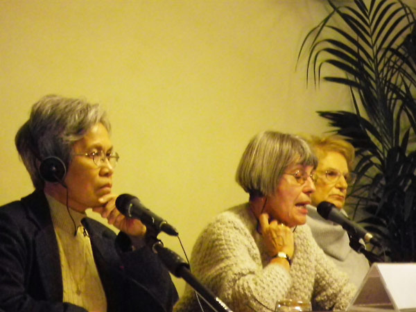 Tavola rotonda.  Da sinistra:  Claire Ly, sopravvissuta al genocidio in Cambogia, la Prof.ssa Rita Sidoli, moderatrice del dibattito, Liliana Segre, sopravvissuta alla Shoah.