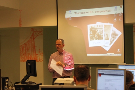 Librarian at CEU Péter Bérczi introduces the use of the VHA to Fellowship participants.