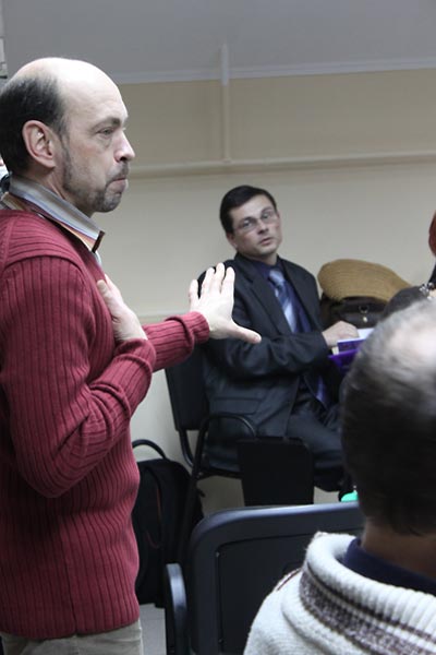 Oleksandr Voitenko, author of the Ukrainian Famine lesson, conducts teacher training.