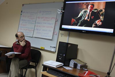 Oleksandr Voitenko, author of the Ukrainian Famine lesson, conducts teacher training.