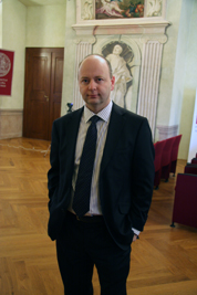 Slavnostní otevření Centra vizuální historie Malach, 29. ledna 2010:  Dr. Stephen Smith, ředitel USC SFI (Festive Opening of the Malach Center, Prague, January 29, 2010:  Dr. Stephen Smith, Executive Director of the USC Shoah Foundation Institute).