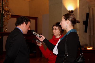 Slavnostní otevření Centra vizuální historie Malach, 29. ledna 2010:  Martin Šmok, konzultant USC SFI dává interview (Festive Opening of the Malach Center, Prague, January 29, 2010:  Martin Šmok, USC Shoah Foundation Institute Senior International Program Consultant, gives an interview).