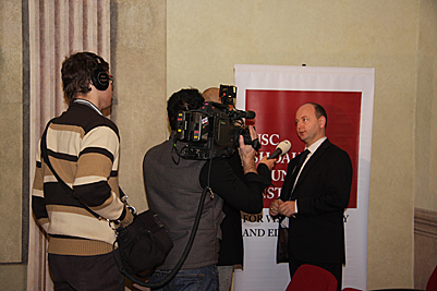 Slavnostní otevření Centra vizuální historie Malach, 29. ledna 2010:  Dr. Stephen Smith, ředitel USC SFI dává interview (Festive Opening of the Malach Center, Prague, January 29, 2010:  Dr. Stephen Smith, Executive Director of the USC Shoah Foundation Institute, gives an interview).