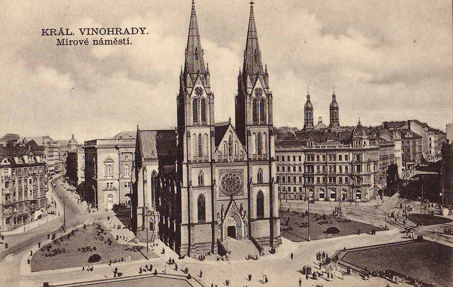 Pohled na Náměstí Míru s věžemi vinohradské synagogy. Sbírka Martina Šmoka.