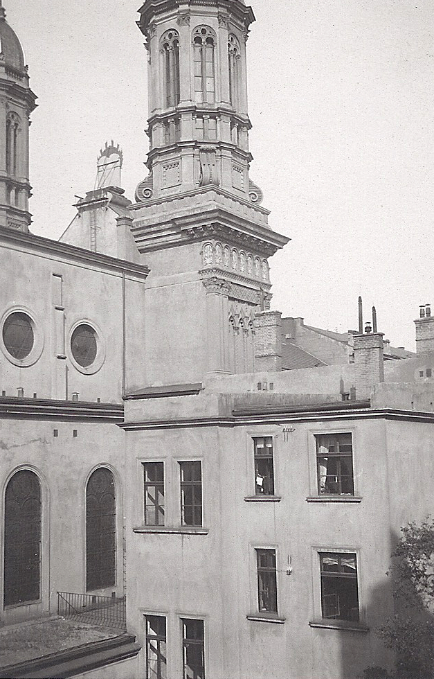 Okna bytů v přístavbě vinohradské synagogy, ve kterých byl židovskou obcí zřízen nouzový útulek pro malé děti. Archiv Pavla Veselého. 