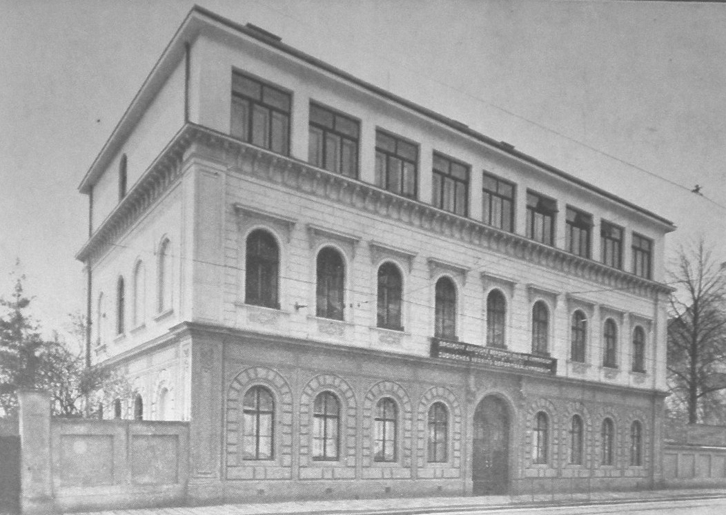 Důležitou událostí byla v roce 1932 přístavba druhého poschodí. Škola tím získala nové prostory pro kreslírnu, kabinety, šatny i záchody. Archiv ŽNO Brno.