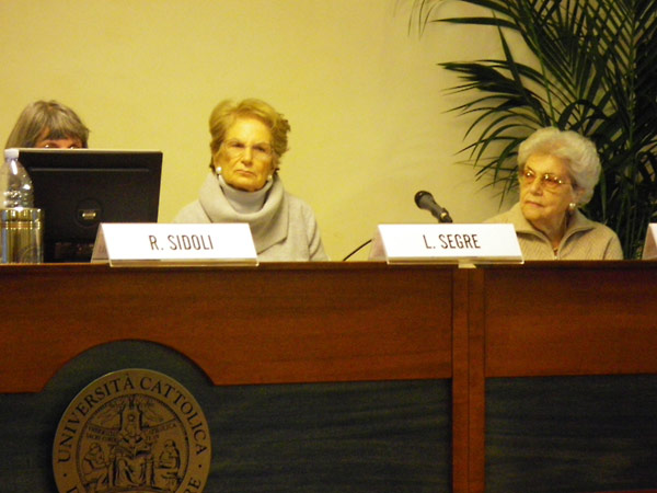Tavola rotonda.  Da sinistra:  la Prof.ssa Rita Sidoli, moderatrice del dibattito, Liliana Segre e Goti Bauer, sopravvissute alla Shoah.