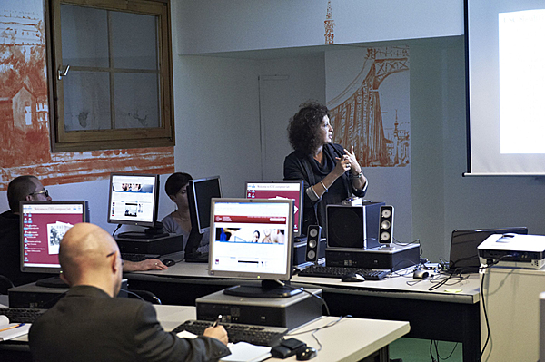 Andrea Szőnyi, USC Shoah Foundation Senior International Training Consultant, presents VHA in the Central European University computer lab.