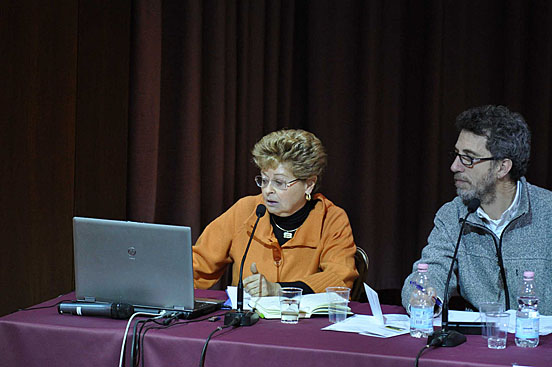 Doris Felsen Escojido, rappresentante Shoah Foundation Institute, durante la sua presentazione; e Gadi Luzzatto Voghera, direttore, Archivio Renato Maestro.