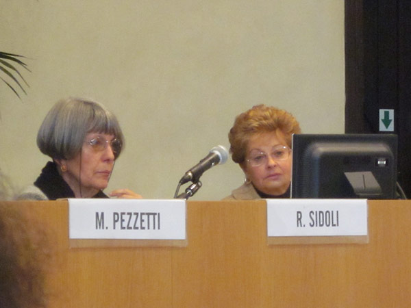 Da sinistra:  Rita Sidoli e Doris Escojido, nella parte dedicata alla Shoah, mentre illustra l’uso del portale 