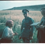 Dr. Robert Ritter mit alter Frau und Polizi, 1936/1940 ca.