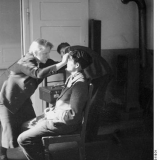Eva Justin bei Schädelmessung, April 1938.