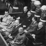 Gli imputati da sinistra a destra: Hermann Göring, Rudolf Heß, Joachim von Ribbentrop, Wilhelm Keitel, 1945-1946, National Archives and Records Administration, College Park.