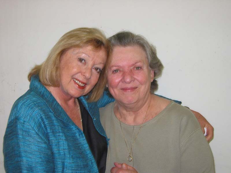 Dana Schwartz (left) with Holocaust survivor Helen Chalef in 2004
