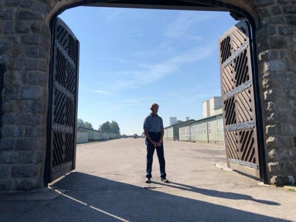 Ed Mosberg at the entrance of Mauthausen concentration camp. (USC Shoah Foundation)