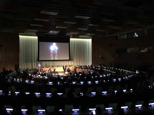 Stephen Smith demonstrates the Dimensions in Testimony interactive biography of Pinchas Gutter to the United Nations.